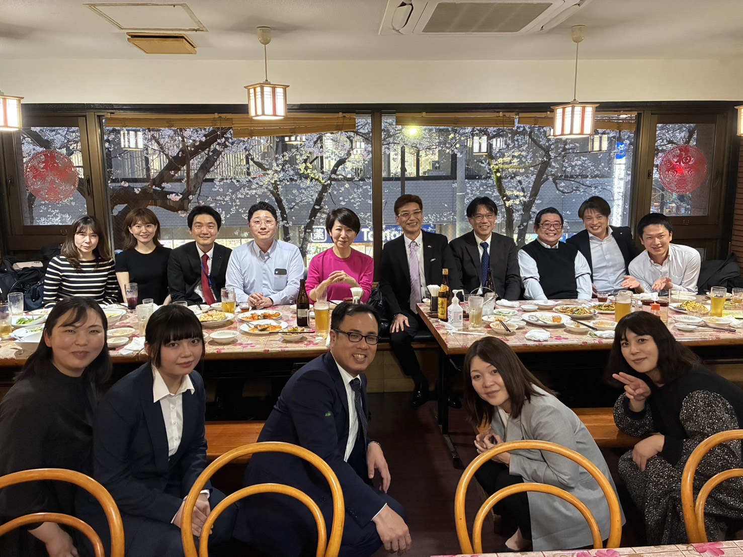 お花見にて撮影した、社員の集合写真